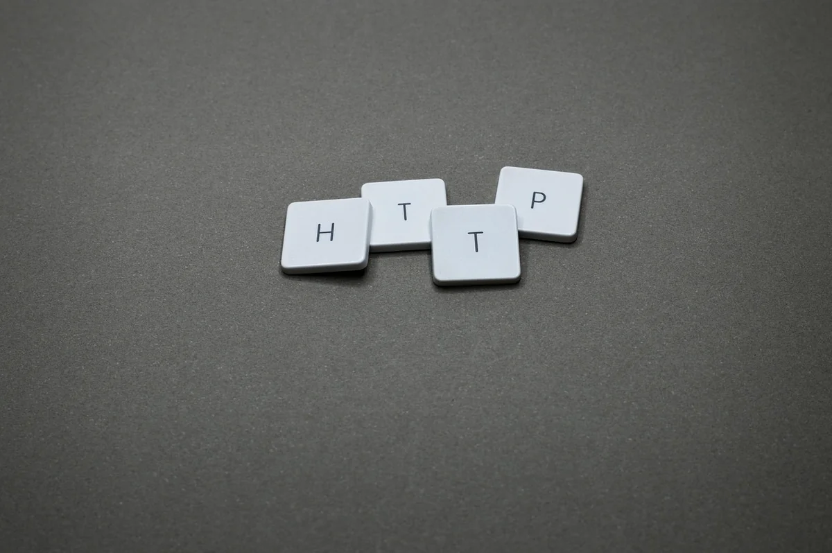 Redirections, en-têtes HTTP et balises canoniques : le champ de bataille SEO